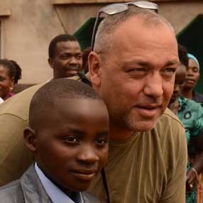 Foto di un sostenitore con un bambino dell'International Child Sponsorship