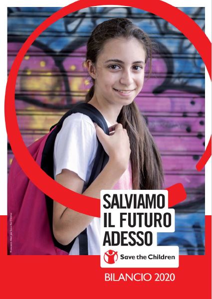 copertina del bilancio 2020 di Save the Children Italia, sullo sfondo una bambina con zaino in spalla mentre va a scuola