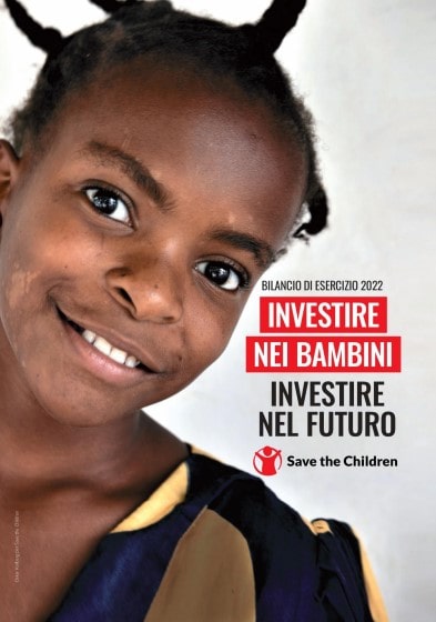 Bambina sorridente copertina Bilancio d'Esercizio 2022 Save the Children 