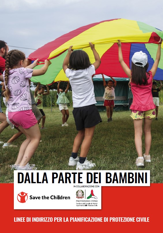 copertina del report dalla parte dei bambini con bambini che saltano con telo colorato in mano 