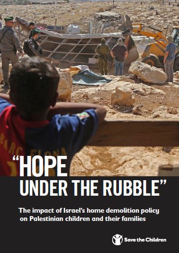 copertina del report speranza sotto le macerie con foto di un bambino di spalle che guarda verso una zona demolita