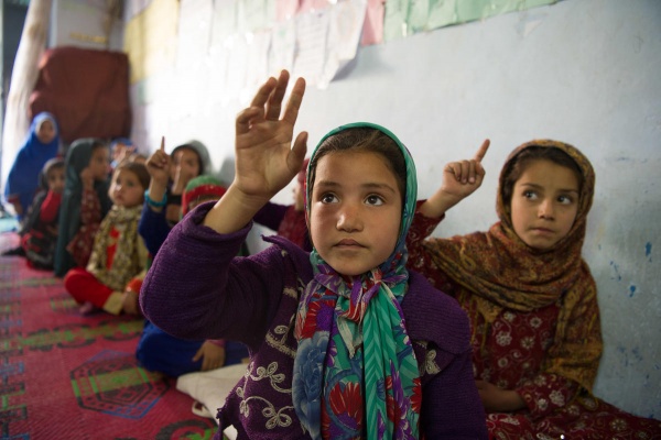 Bambine che alzano la mano in aula Afghanistan