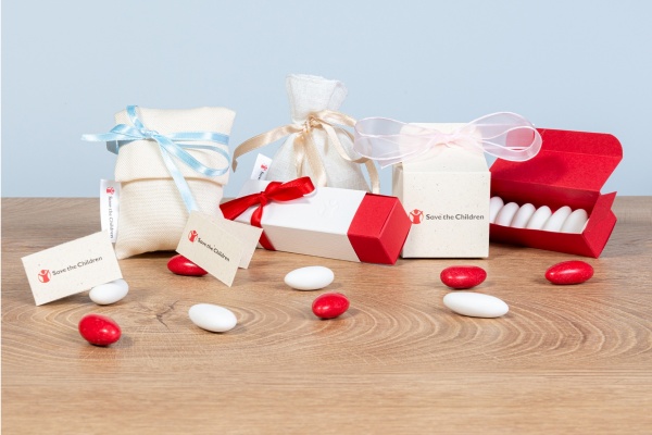 proposta di bomboniere Save the Children: sacchetto bianco porta-confetti, scatolina bianca e rossa porta-confetti