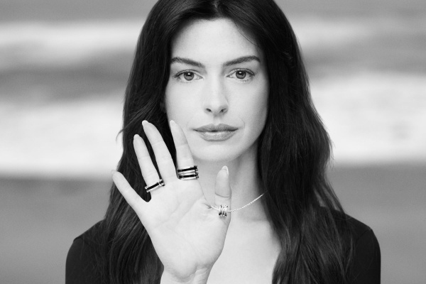 Brand Ambassador di Save the Children Anne Hathaway posa con il gioiello Bulgari