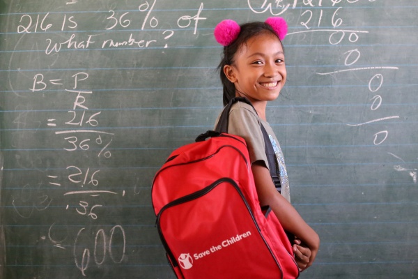 bambina sorridente con zaino Save the Children