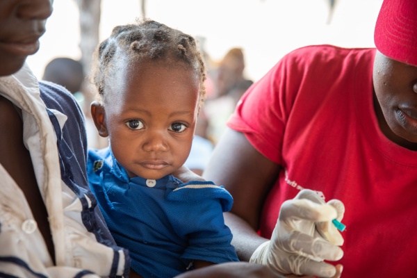 Sara 1 anno positiva alla Malaria riceve cure nella clinica mobile realizzata dopo il ciclone Idai