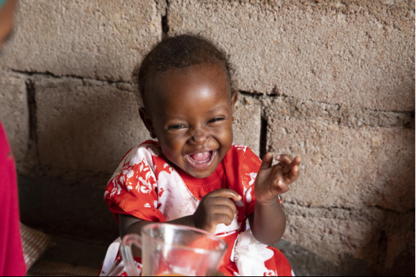 Fatima una bambina guarita grazie alle cure di Save the Children sorride felice