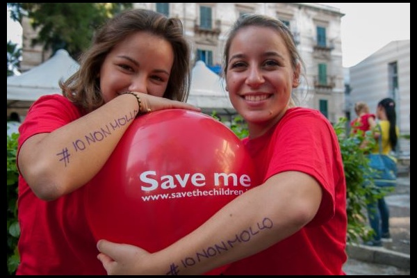 ragazze volontarie sorridenti che abbracciano un palloncino