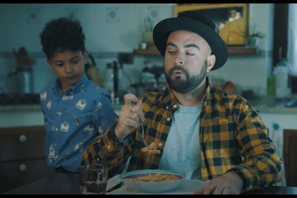 lo youtuber e creator Pika Palindromo insieme a un bambino, lui seduto al tavolo mentre mangia della pasta