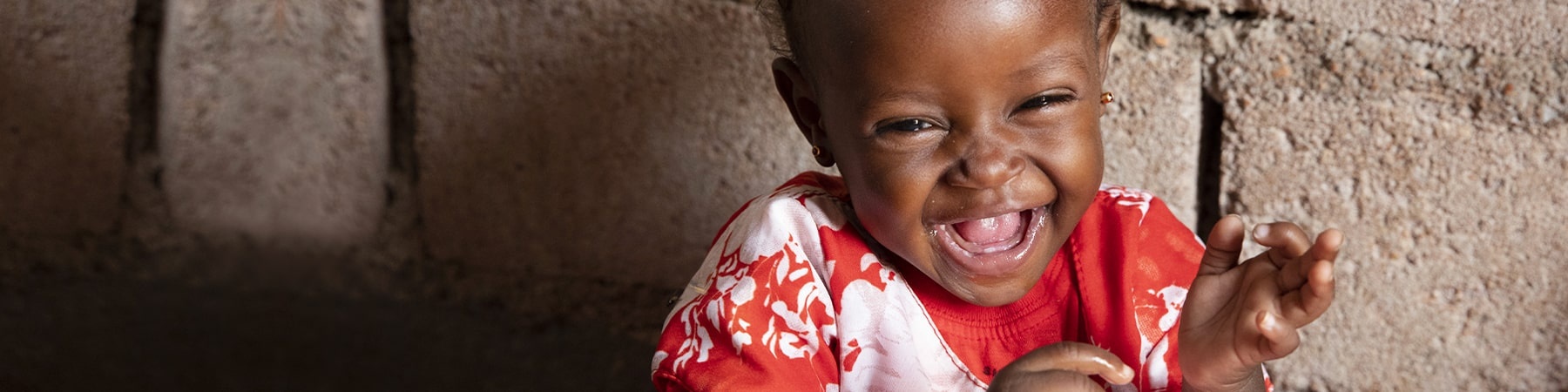 bimba sorridente e gioiosa vestita di rosso e bianco
