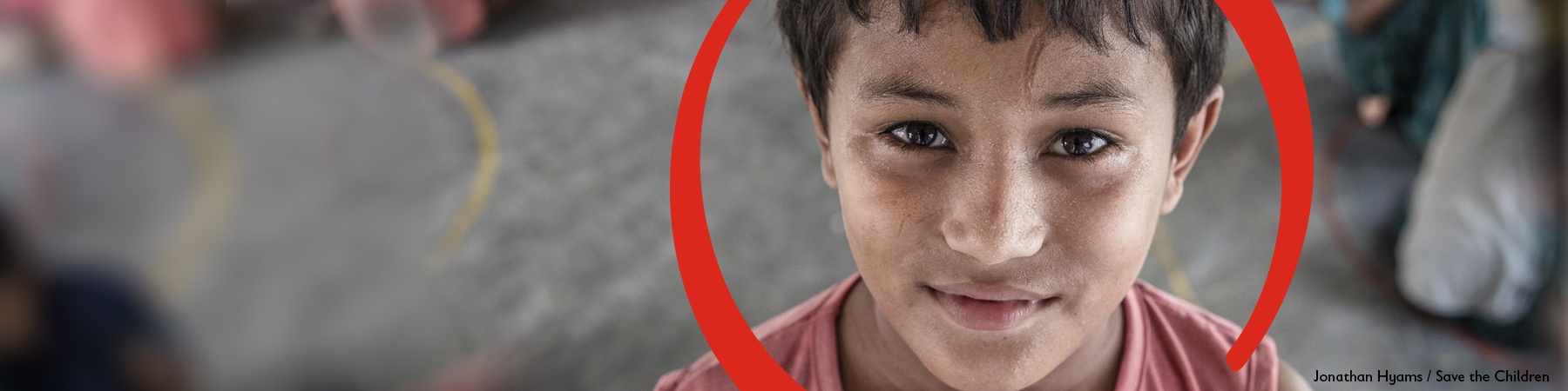 bambino in primissimo piano con circle rosso intorno al volto