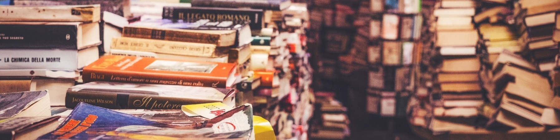 stanza piena di libri colorati impilati