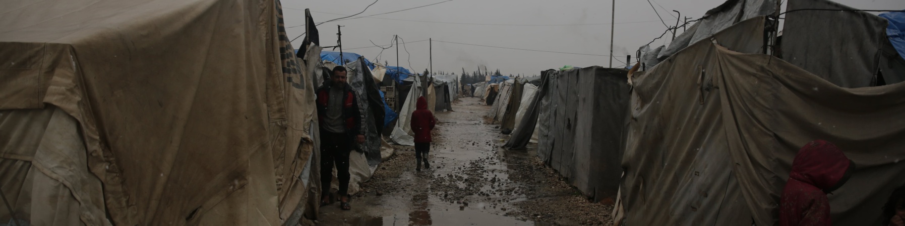 bambina in siria dopo 12 anni di guerra tra le tende in un campo per sfollati 