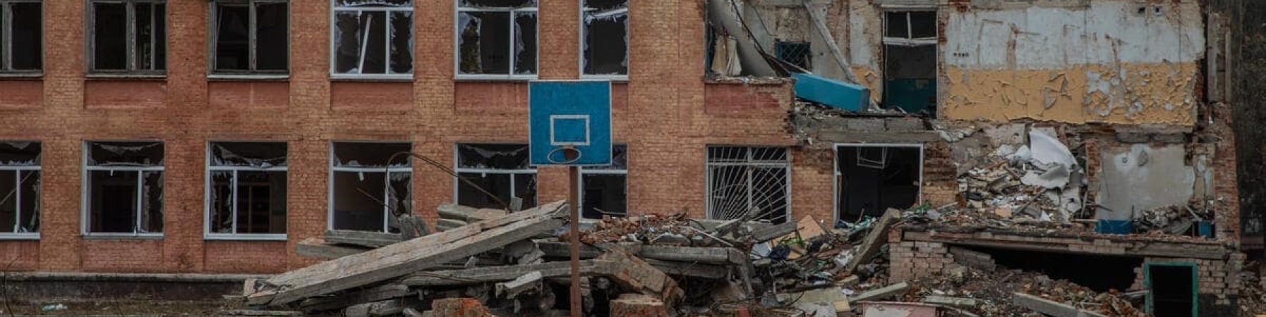 edificio di una scuola distrutta da un attacco missilistico in Ucraina