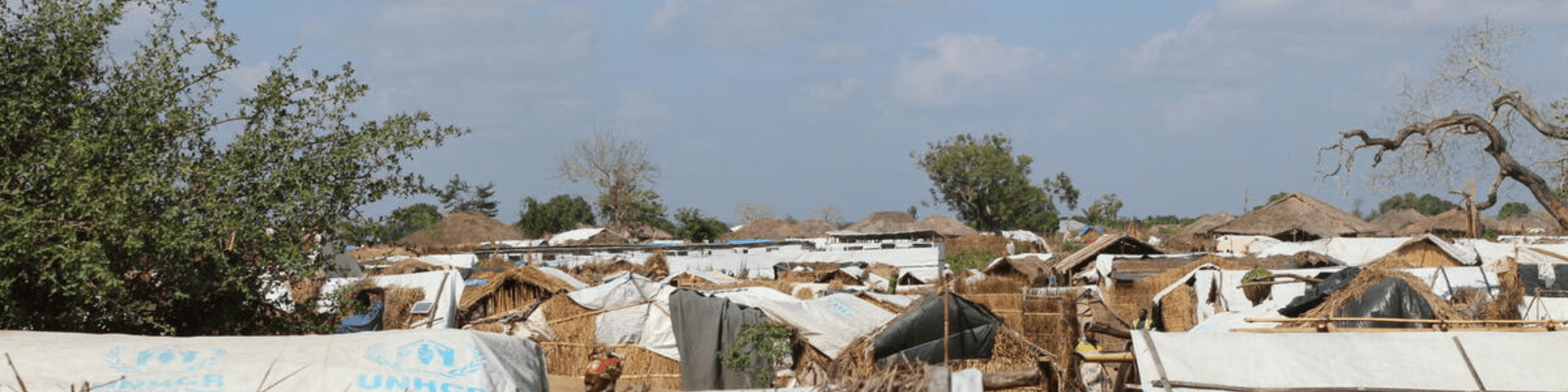 campo con tende per sfollati interni in mozambico 
