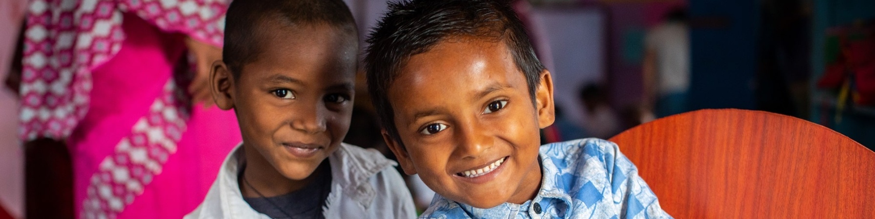 due bambini nepalesi giocano insieme seduti a un tavolo