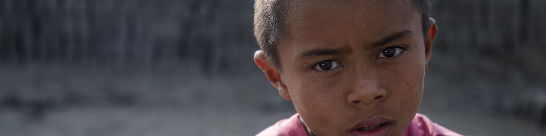 Primo piano di bambino nepalese costretto a lavorare in fabbrica di mattoni