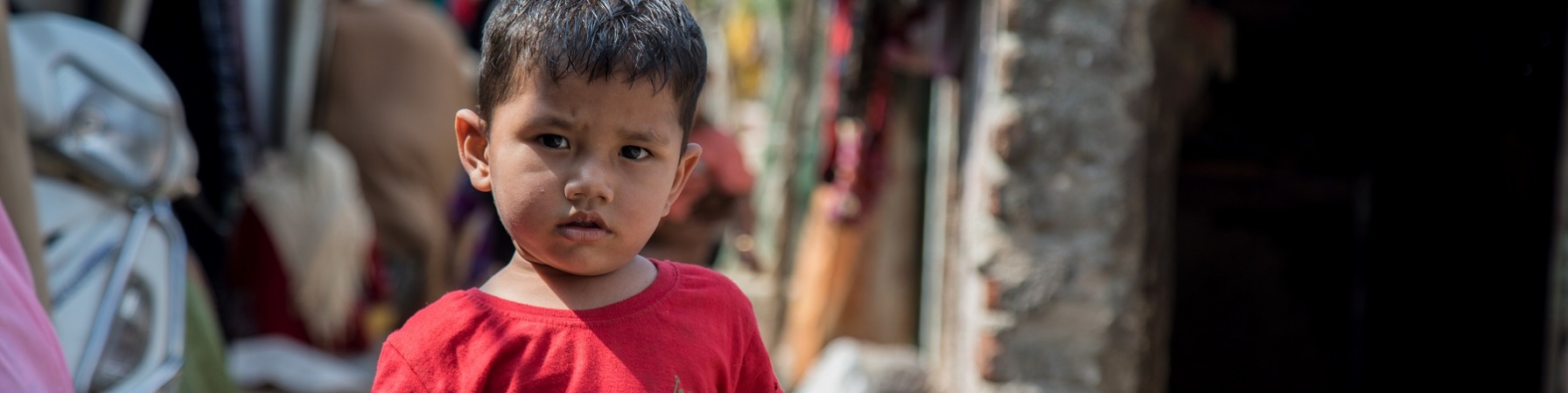 bambino-rohingya-maglietta-rossa