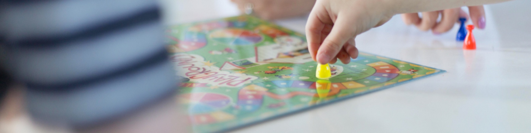 primo piano gioco da tavolo con mani dei bambini che spostano pedine