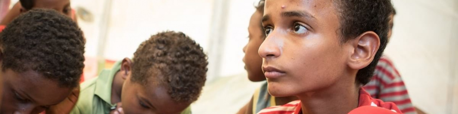 bambini in guerra e disagio psicologico tre bambini seduti per terra