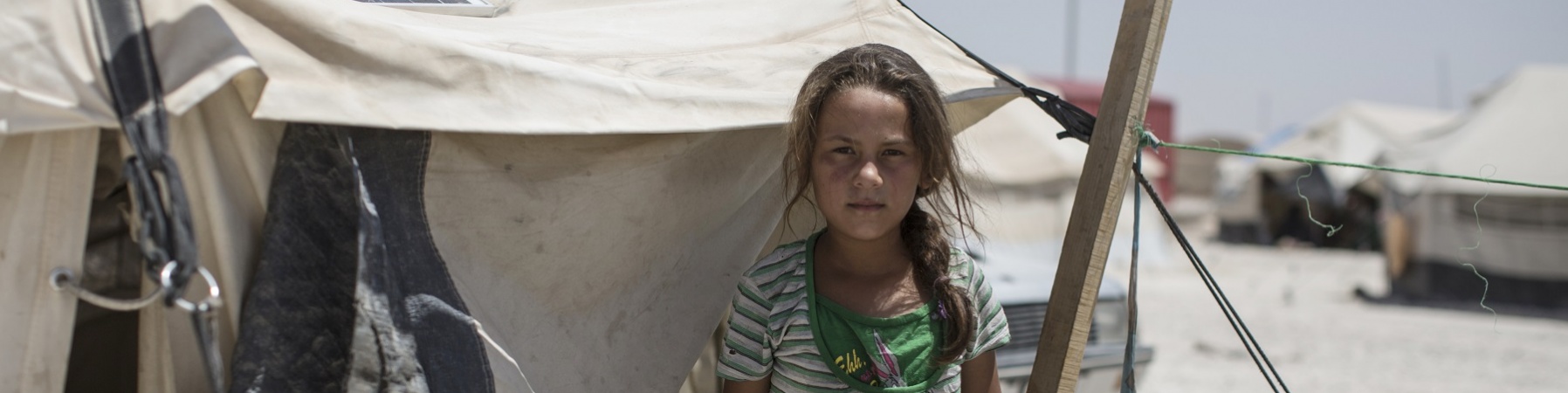 Bambina siriana bionda in un campo per sfollati