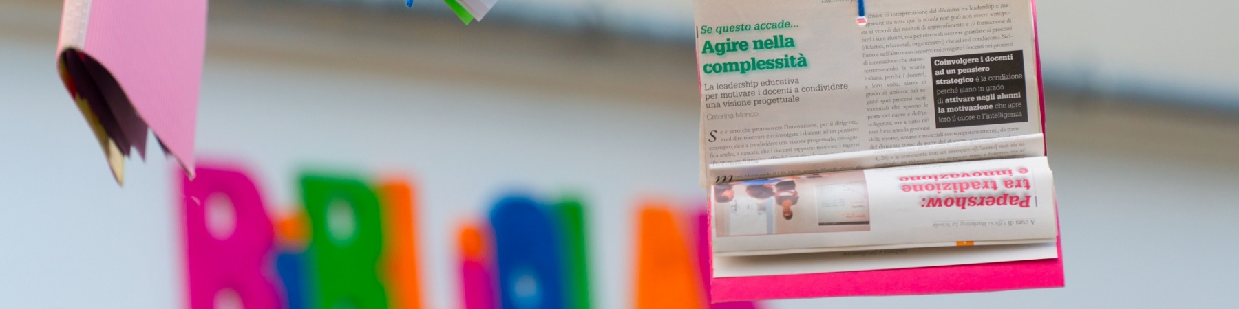 libri appesi colorati davanti a una biblioteca