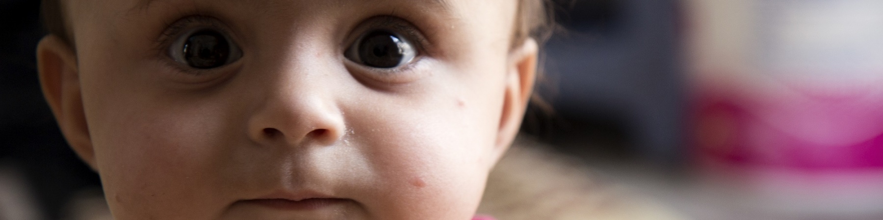 primo piano bambino con occhi marroni e capelli castano chiaro