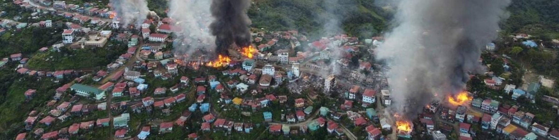incendio degli edifici a thantlang, myanmar, ripreso dall alto