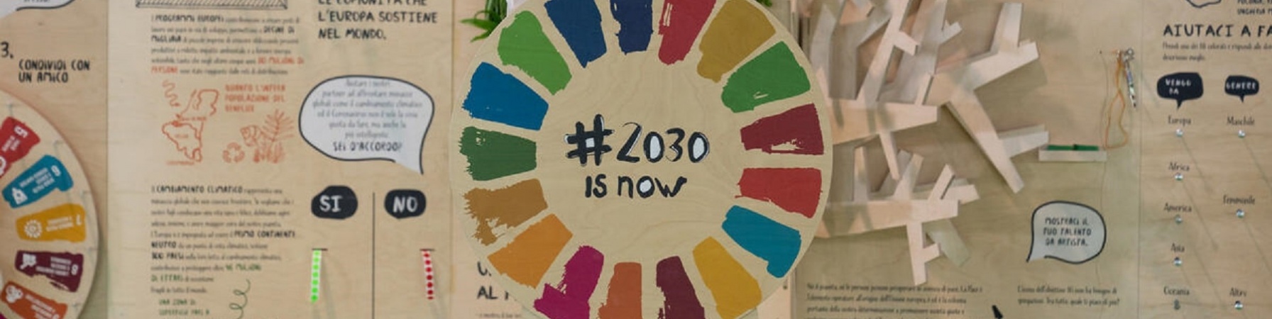 pannelli espostivi per la conferenza sugli obiettivi di sviluppo sostenibile con hashtag 2030