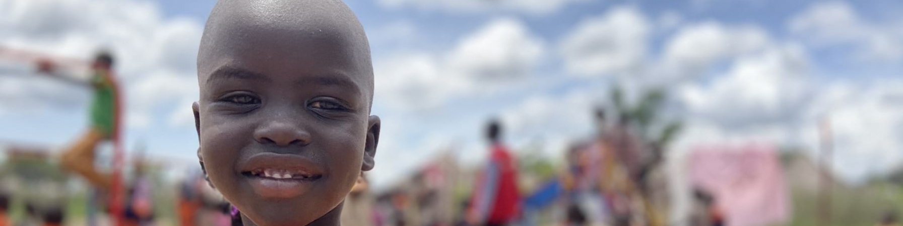 mezzo busto bambina ugandese sorridente con divisa scolastica