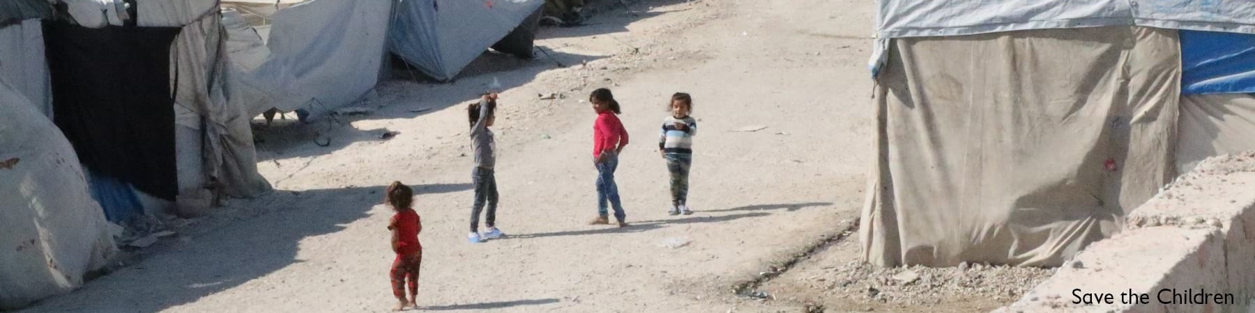 Gruppo di bambini nelle strade di una tendopoli di un campo rifugiati siriano