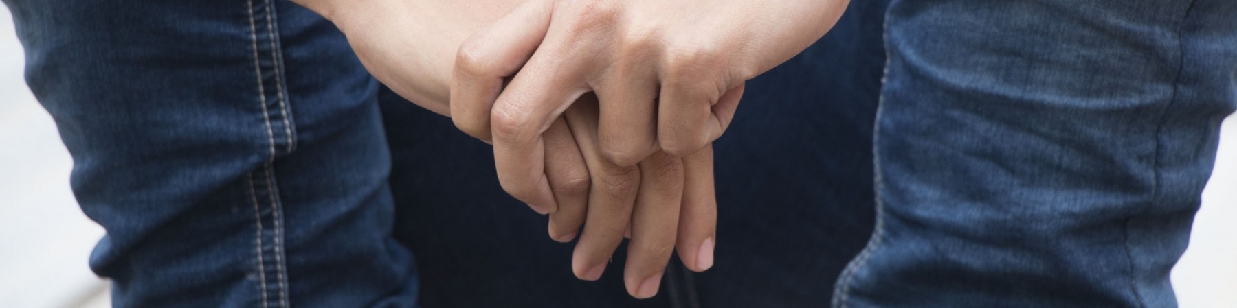 ragazzo seduto a terra di tiene le mani