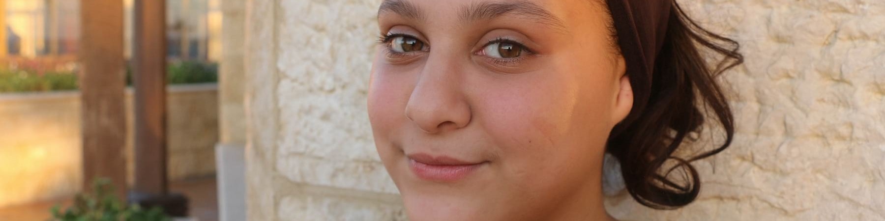 Primo piano ragazza adolescente con capelli raccolti e fascia