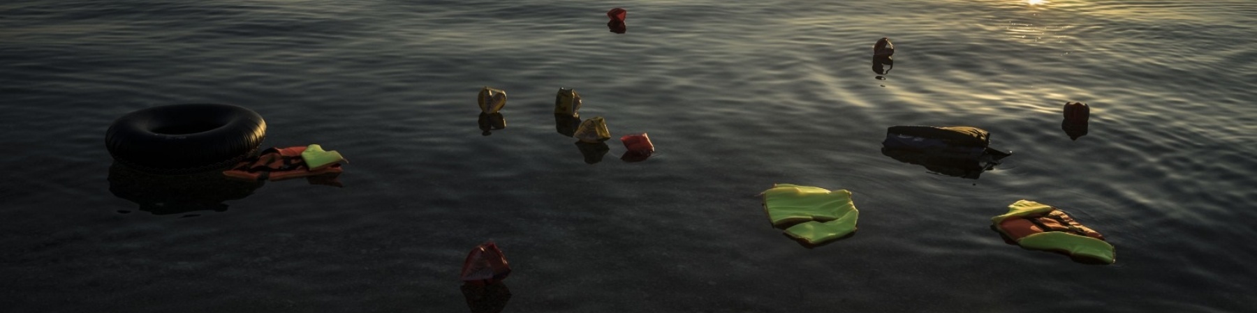 resti di giubbotti salvagente e gommoni galleggiano in mare al tramonto