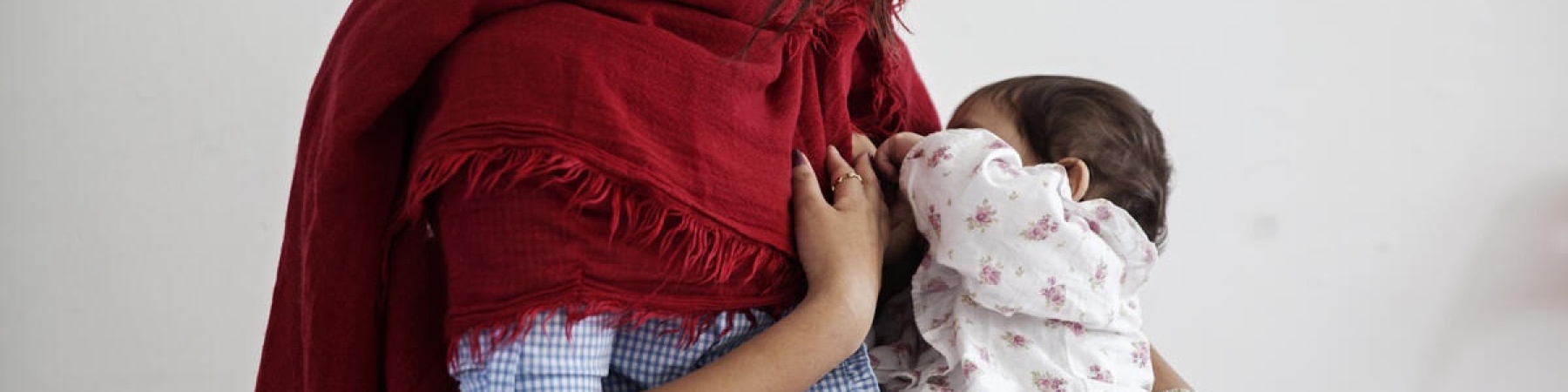depressione_perinatale Donna che allatta la propria bambina