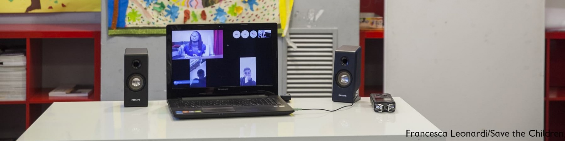 computer appoggiato su un tavolo, sullo schermo è visibile una video chiamata in corso