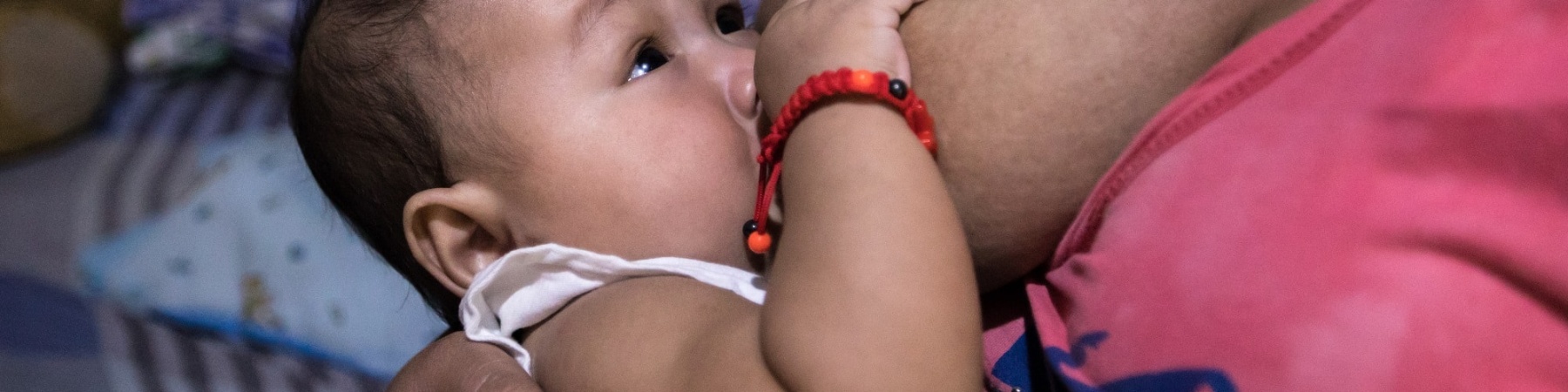 Dieta in allattamento: 6 consigli pratici bambino allattato seno mamma con maglia rosa