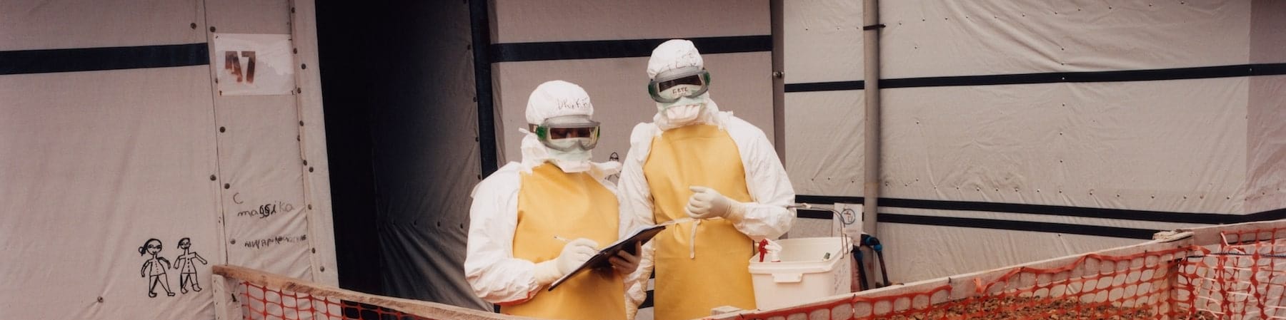 due-persone-con-copertura-anti-ebola