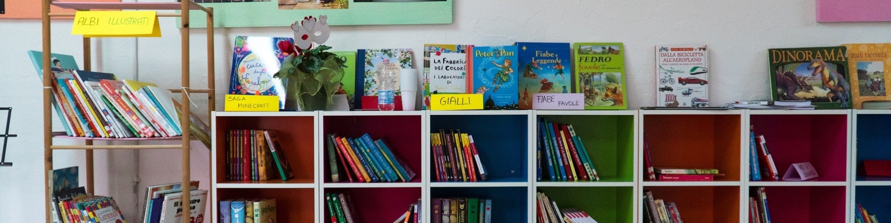 libreria con libri per bambini 0-5 anni
