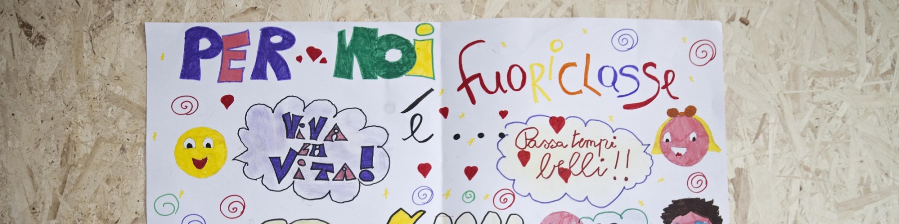 foglio con scritte e disegni colorati fatti da bambini e bambine