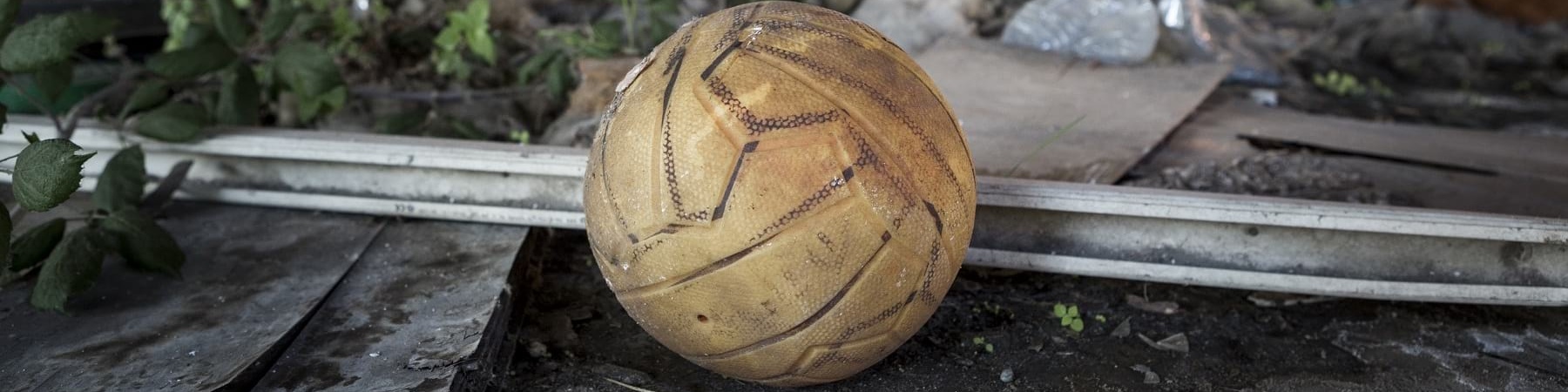 Primo piano pallone da pallavolo in luogo degradato