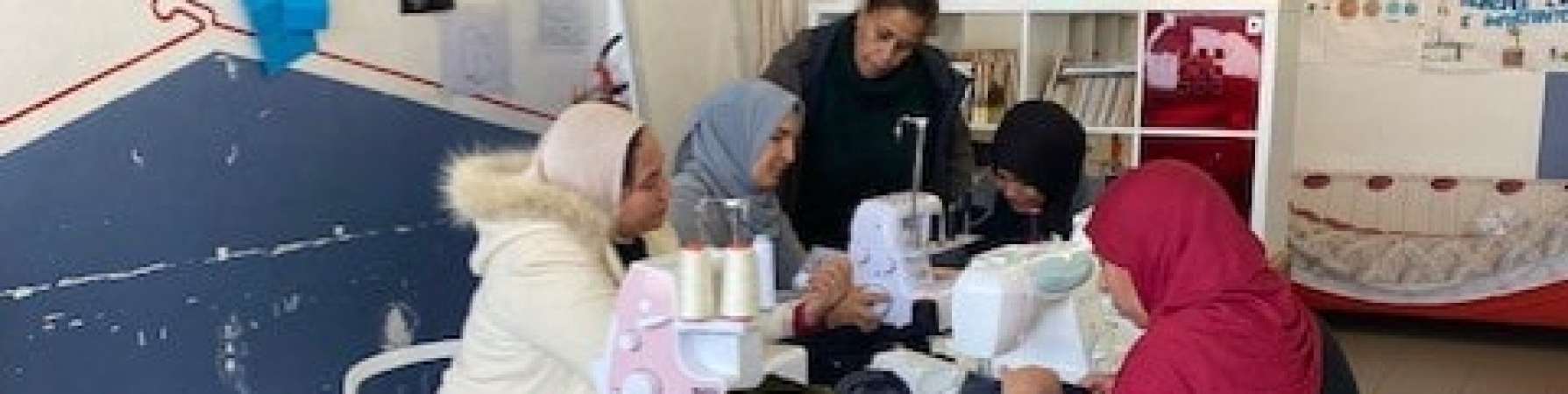 donne che attorno al tavolo utilizzano le macchine da cucine