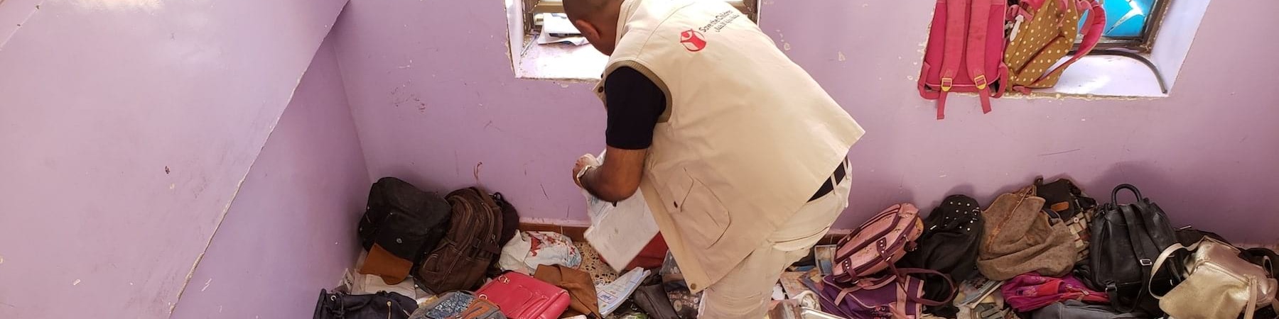 operatore-save-the-children-di-spalle-in-edificio-yemen