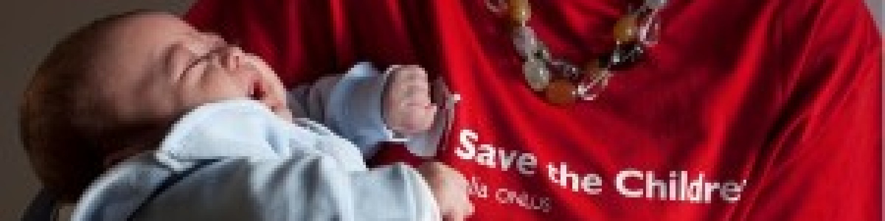 operatrice-save-the-children-tiene-in-braccio-neonato