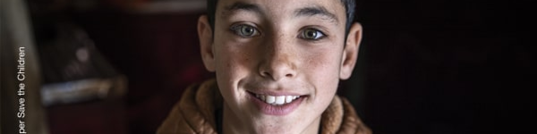 ritratto di bambino sorridente come copertina del bilancio sociale 2022 di save the children 