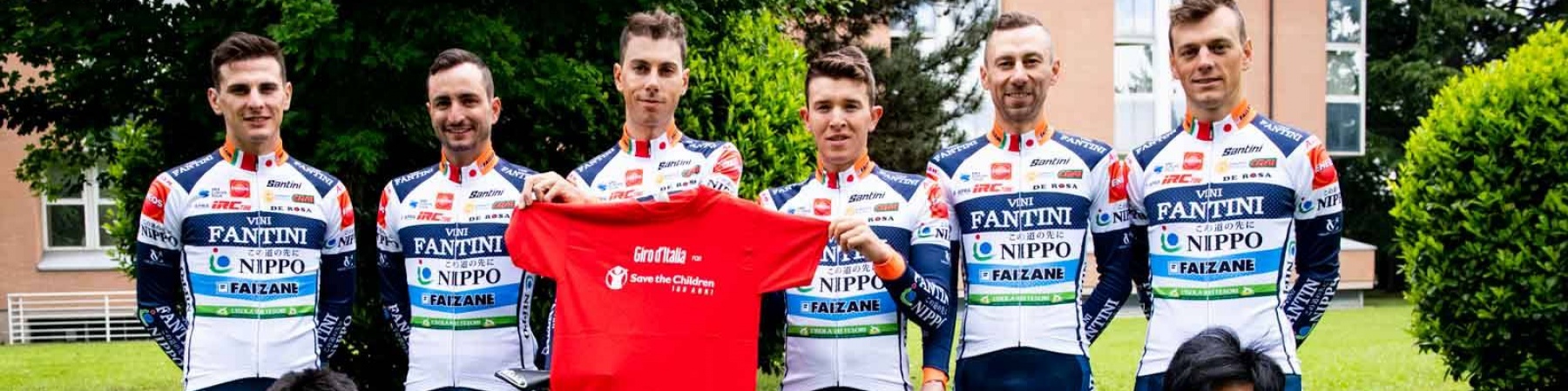 Il team Nippo Fantini Faizanè mostra la maglietta di Save the Children