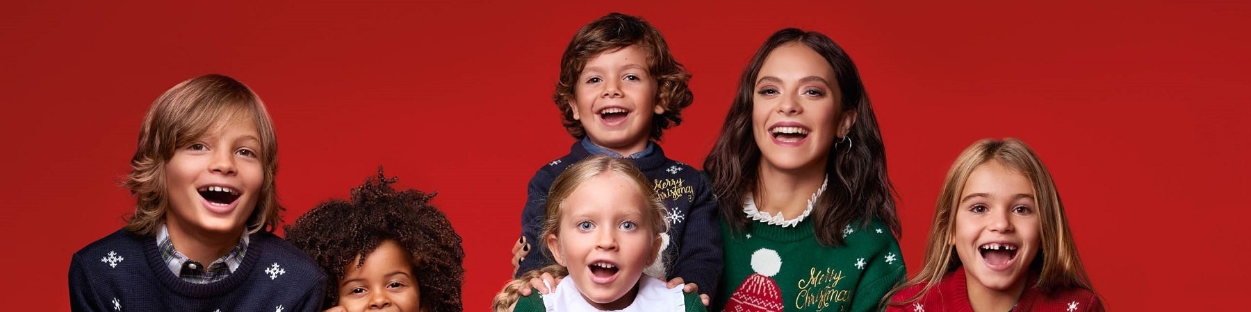 Francesca Michielin con i bambini vestiti con il maglione del Christmas Jumper Day 2022 su un pianoforte
