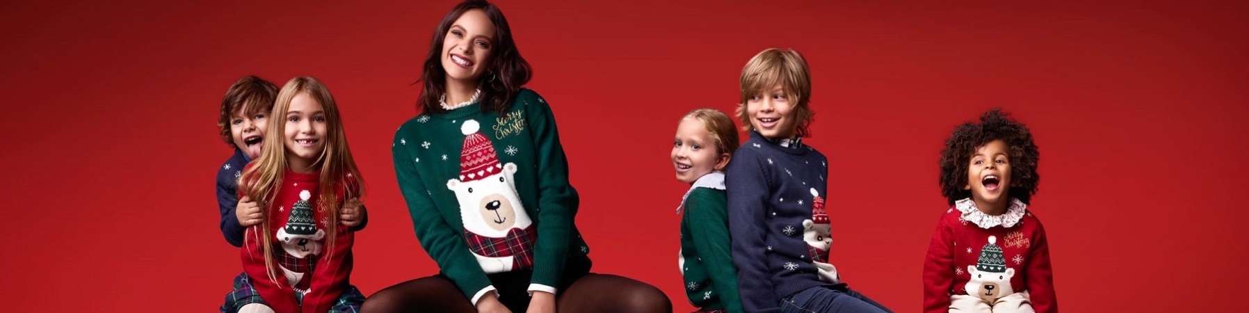 Francesca Michielin con bambini con maglione per il Christmas Jumper Day