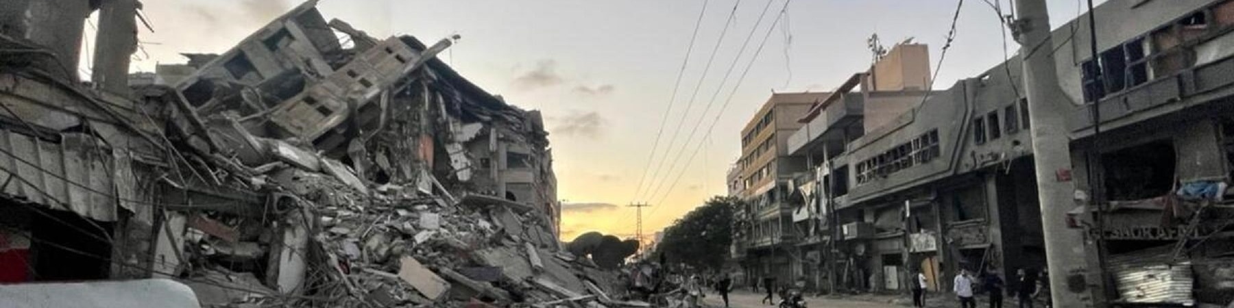 palazzi distrutti e macerie dopo un attacco a Gaza