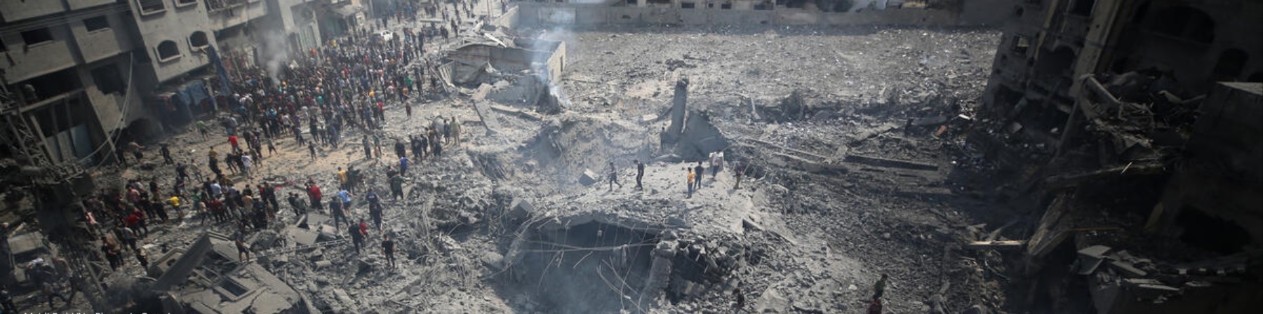 Veduta aerea di Gaza distrutta - i palestinesi ispezionano i danni a Gaza il 9 ottobre 2023